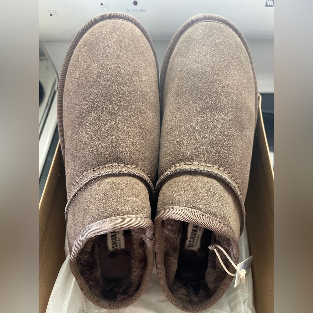 Comfortable Brown Women's Slippers - Picture 4 of 4